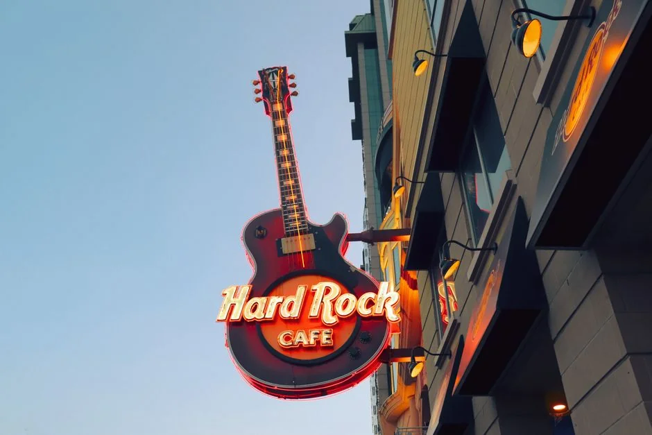 Bureau avec une feuille portant les mots User-Generated Content et des éléments de papeterie
